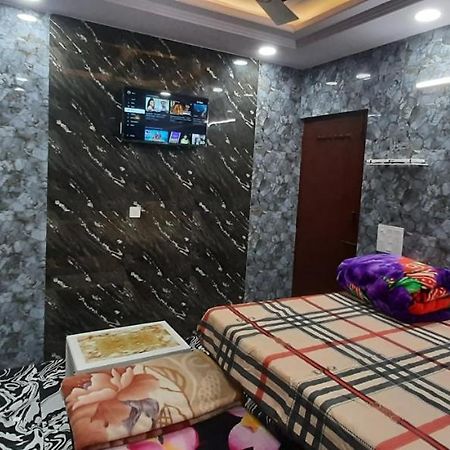 Aggarwal Luxury Room With Private Kitchen Washroom And Balcony Along With Fridge, Ac, Android Tv, Wifi In Main Lajpat Nagar Nové Dillí Exteriér fotografie
